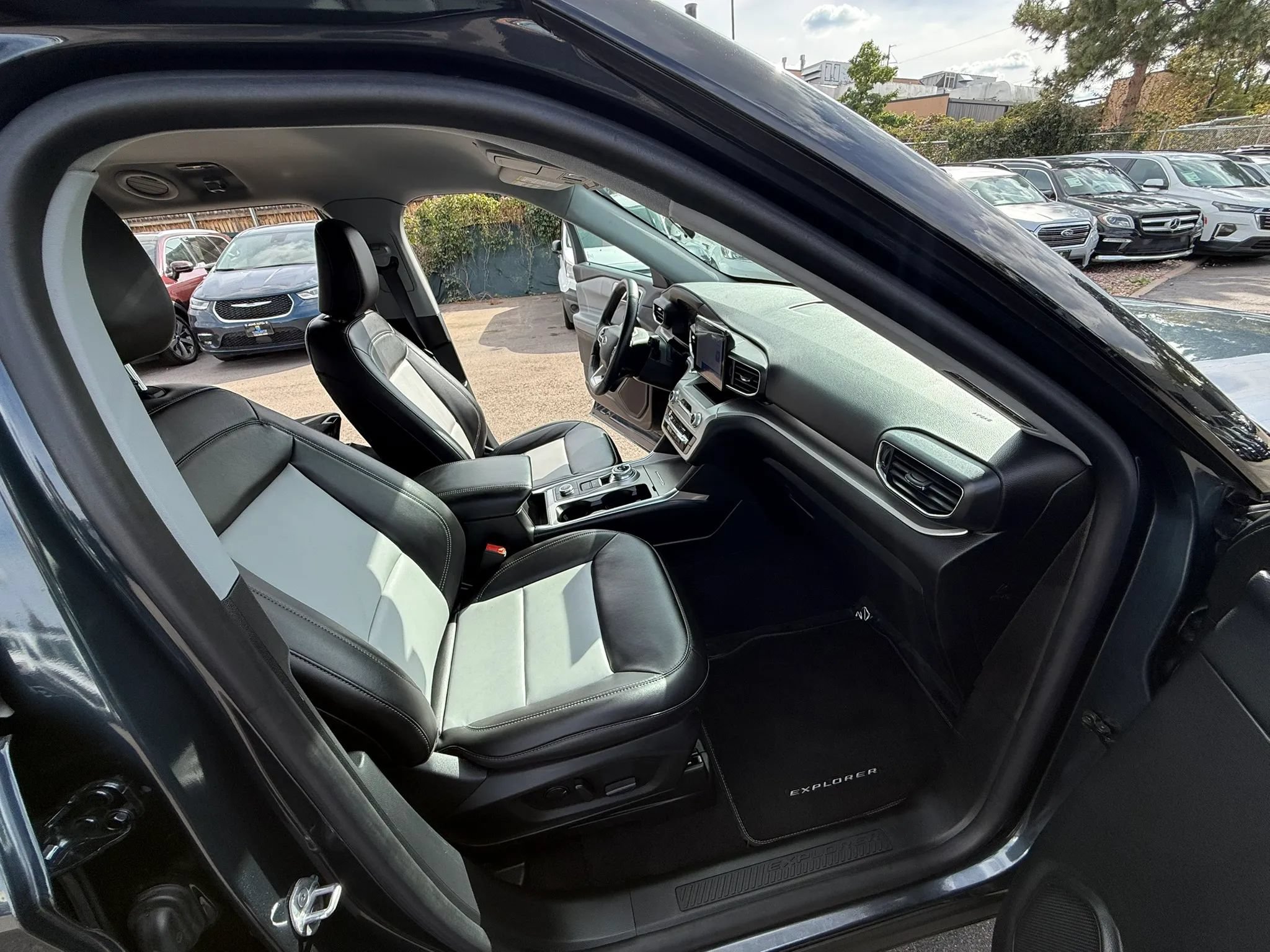Used 2022 Ford Explorer XLT w/ Equipment Group 202A AWD/4WD image 23