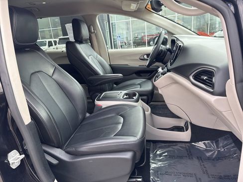 Certified 2024 Chrysler Pacifica Touring-L image 28