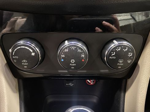 Used 2013 Chrysler 200 Limited FWD image 36