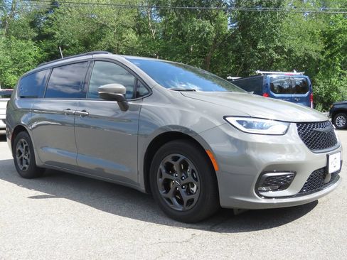 Used 2023 Chrysler Pacifica Touring-L w/ S Appearance Package FWD image 3