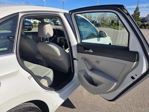 Used 2023 Volkswagen Jetta SE w/ Panoramic Sunroof Package image 14