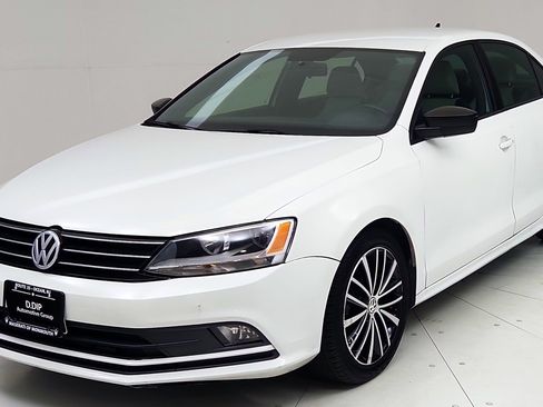 Used 2016 Volkswagen Jetta Sport FWD image 3