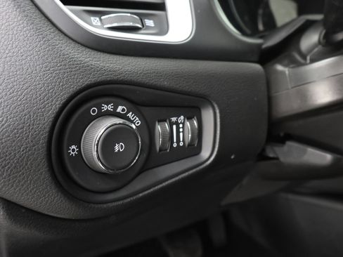 Used 2019 Jeep Renegade Latitude AWD/4WD image 40