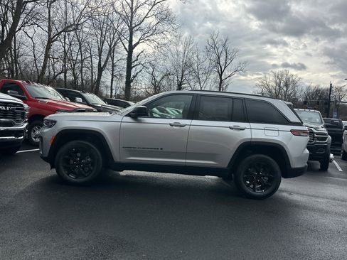 New 2026 Jeep Grand Cherokee Altitude image 24