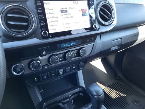 Used 2021 Toyota Tacoma TRD Sport w/ Technology Package image 11