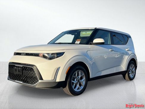 Used 2025 Kia Soul LX w/ LX Technology Package FWD image 2