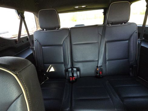 Used 2023 Chevrolet Suburban Premier image 14