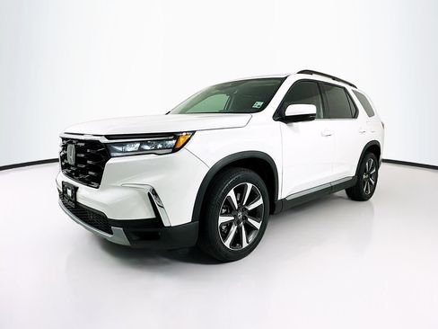 Used 2025 Honda Pilot Touring image 1