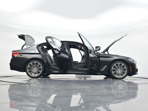 Used 2019 BMW M550i xDrive image 44