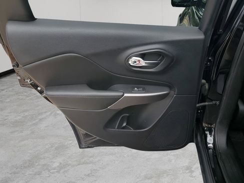 Used 2019 Jeep Cherokee Latitude w/ Popular Appearance Group image 17