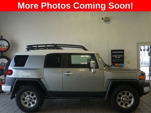 Used 2012 Toyota FJ Cruiser 4WD w/ Convenience Pkg image 2