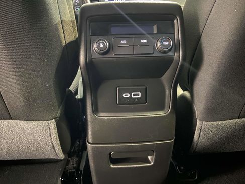 Used 2023 GMC Acadia SLE image 8