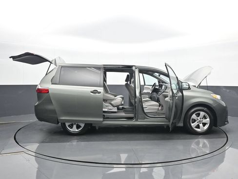 Used 2020 Toyota Sienna L FWD image 26