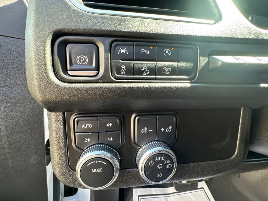 Used 2023 GMC Yukon AT4 w/ AT4 Premium Package AWD/4WD image 13