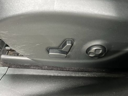Used 2019 Jeep Cherokee Latitude Plus w/ Cold Weather Group AWD/4WD image 10