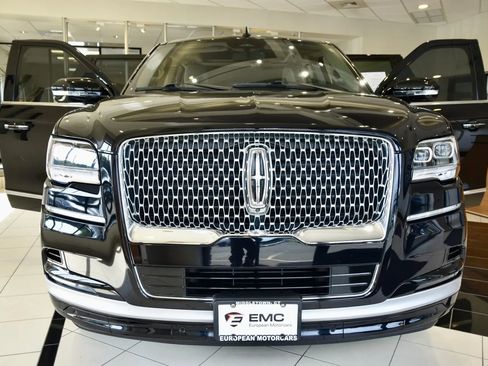 Used 2023 Lincoln Navigator Reserve AWD/4WD image 2