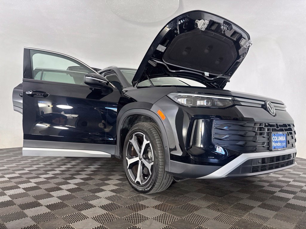 Used 2025 Volkswagen Tiguan SE AWD/4WD image 19