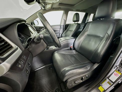 Used 2018 Toyota Highlander Limited w/ Carpet Mat Package (TMS) image 13