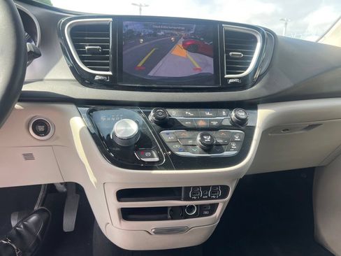 Used 2022 Chrysler Pacifica Touring-L FWD image 27