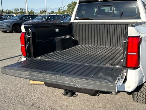 Used 2025 Toyota Tacoma SR5 AWD/4WD image 19