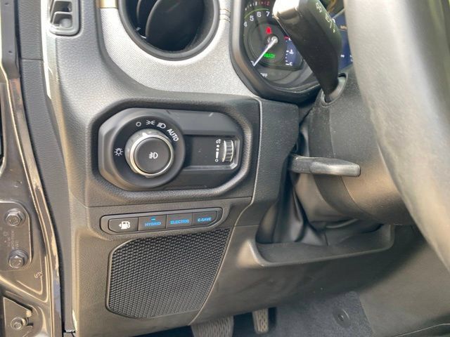 Used 2024 Jeep Wrangler Unlimited w/ Convenience Group AWD/4WD image 17