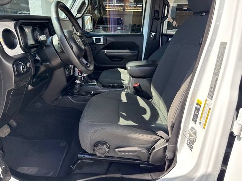 Used 2025 Jeep Gladiator Sport AWD/4WD image 9
