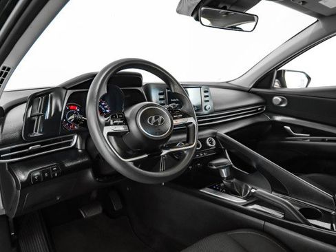 Used 2021 Hyundai Elantra SE w/ Cargo Package image 13