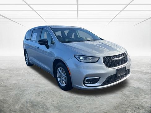 Used 2024 Chrysler Pacifica Touring-L image 2