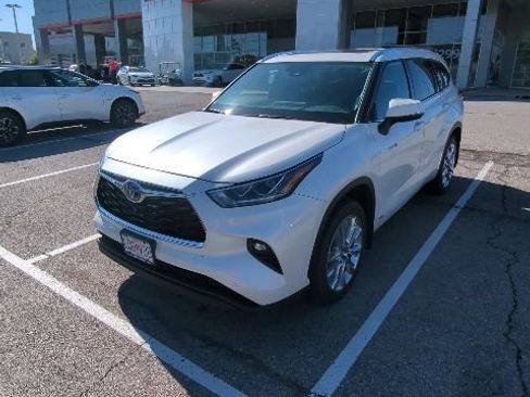 Used 2021 Toyota Highlander Limited AWD/4WD image 2