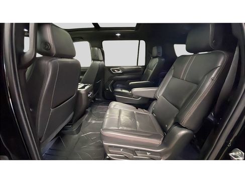 Used 2021 Chevrolet Suburban RST w/ Luxury Package AWD/4WD image 16
