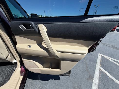 Used 2013 Toyota Highlander Plus AWD/4WD image 17