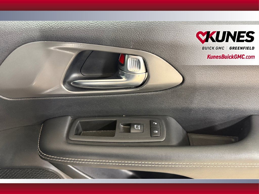Used 2025 Chrysler Pacifica Select FWD image 36