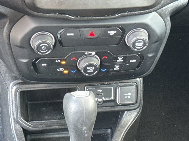 Used 2020 Jeep Renegade Latitude FWD image 21