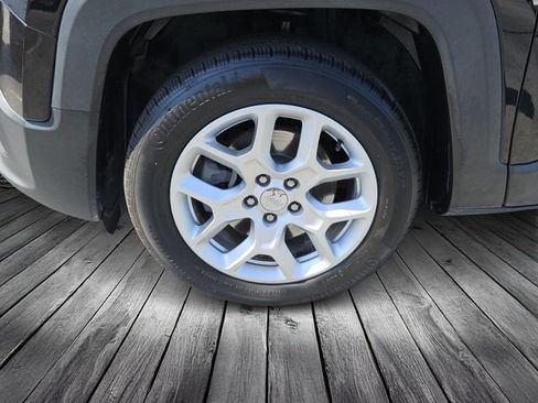 Used 2018 Jeep Renegade Latitude FWD image 9