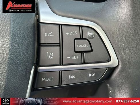 Used 2023 Toyota Highlander XLE AWD/4WD image 28