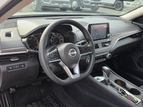 Used 2025 Nissan Altima 2.5 SV image 11