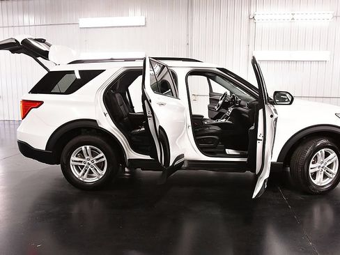 Used 2024 Ford Explorer XLT w/ Equipment Group 202A AWD/4WD image 35