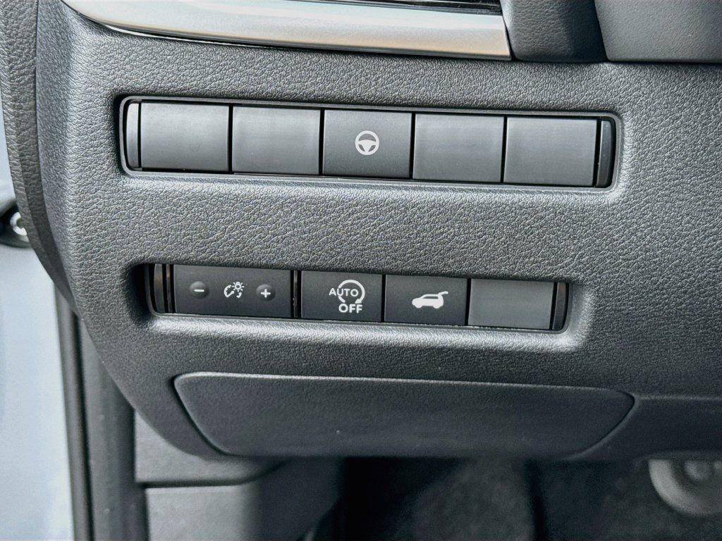 Used 2025 Nissan Rogue SL AWD/4WD image 10