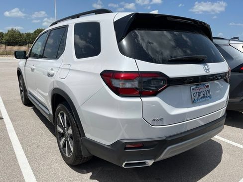 Used 2025 Honda Pilot Touring image 4