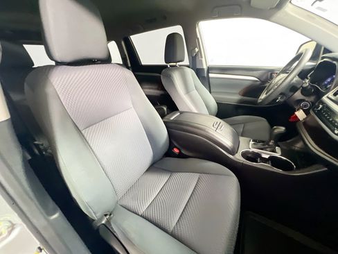 Used 2019 Toyota Highlander LE AWD/4WD image 30