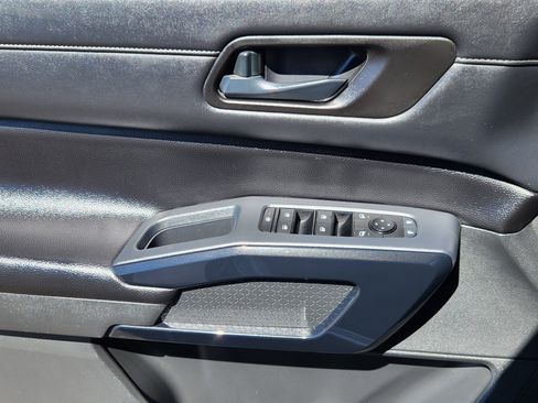 Used 2024 Nissan Pathfinder SV image 7