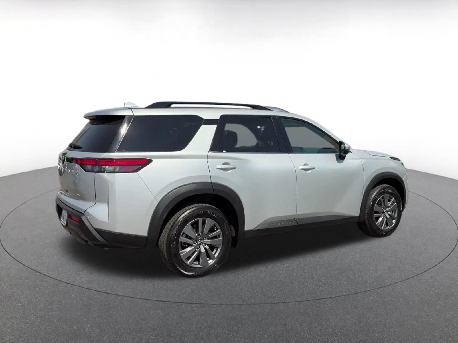 Used 2025 Nissan Pathfinder SV AWD/4WD image 14