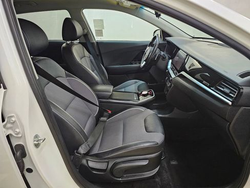 Used 2022 Kia Niro EX image 11