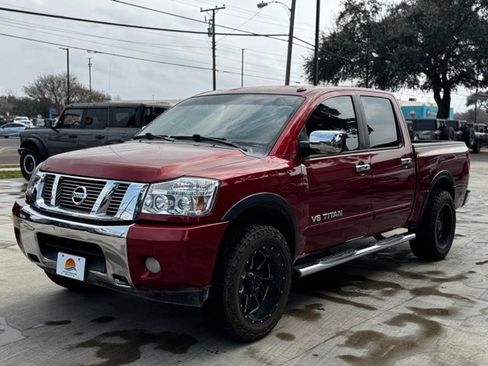 Used 2015 Nissan Titan SV image 2