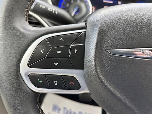 Used 2023 Chrysler Pacifica Touring-L image 18