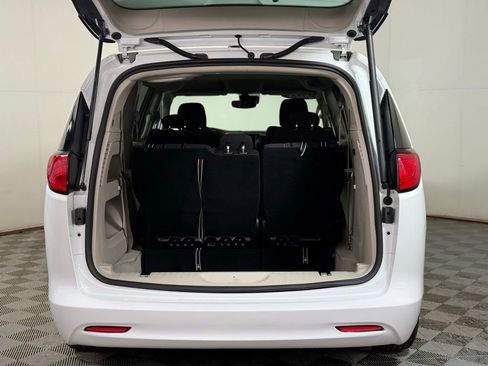 Used 2023 Chrysler Voyager LX FWD image 6