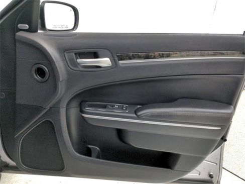 Used 2018 Chrysler 300 Limited image 39