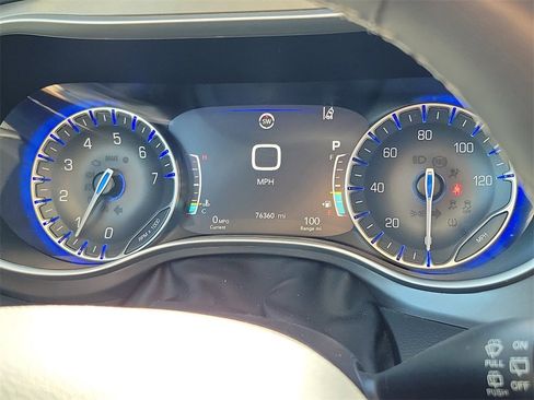 Used 2023 Chrysler Pacifica Touring-L image 27