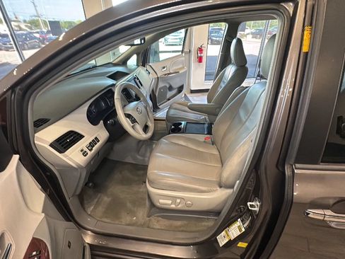 Used 2014 Toyota Sienna XLE w/ XLE Premium Package FWD image 22