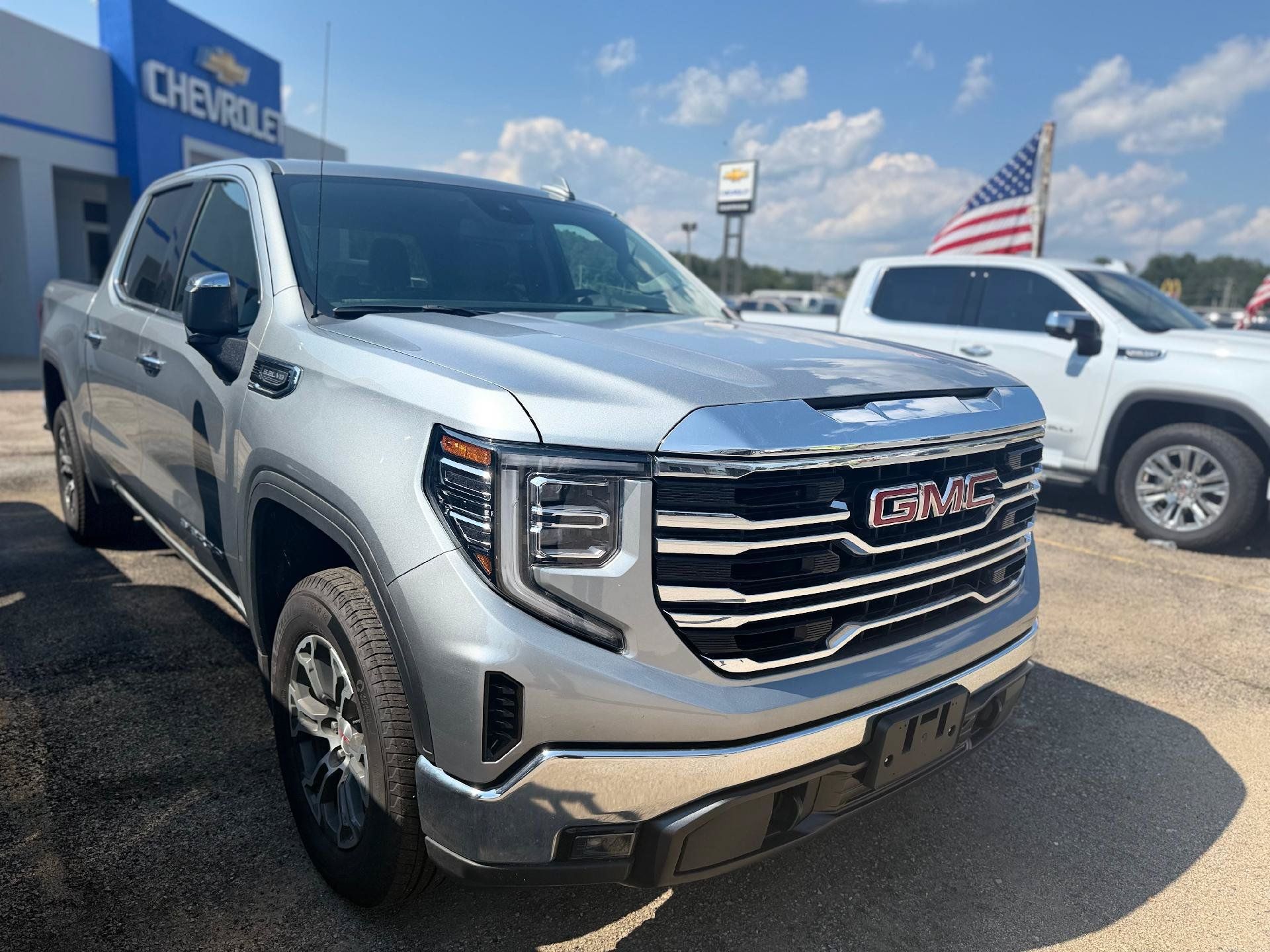 Used 2026 GMC Sierra 1500 SLT AWD/4WD image 3